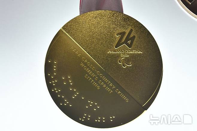 [베네치아=AP/뉴시스] 15일(현지 시간) 이탈리아 베네치아 그랑데 운하 팔라초 발비에서 2026년 밀라노·코르티나담페초 패럴림픽 금메달이 공개되고 있다. 2025.07.16.