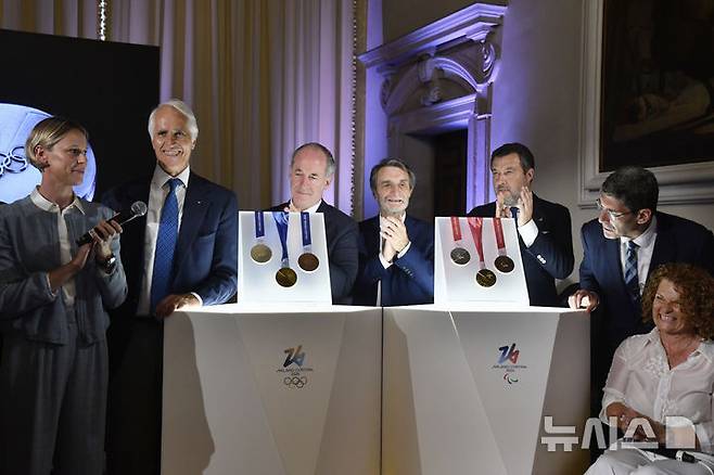 [베네치아=AP/뉴시스] 15일 이탈리아 베네치아에서 열린 2026년 밀라노·코르티나담페초 동계올림픽·패럴림픽 메달 공개 행사. 2026.07.15