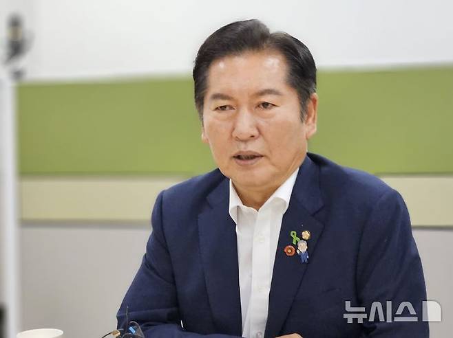 [청주=뉴시스] 이도근 기자= 정청래 더불어민주당 당대표 후보가 15일 충북 청주시 상당구 문화동 충북도청 기자실에서 열린 기자 간담회에서 모두 발언을 하고 있다. 2025.07.15. nulha@newsis.com