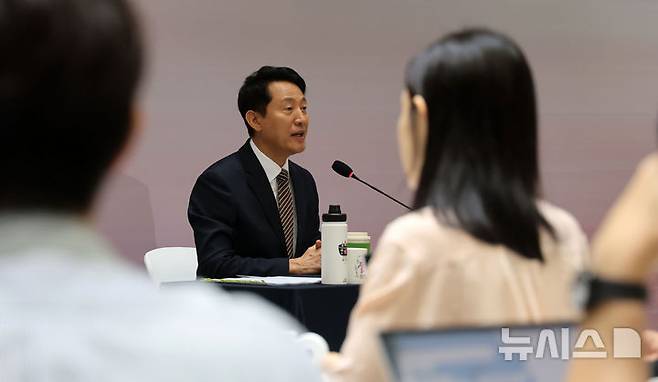 [서울=뉴시스] 권창회 기자 = 오세훈 서울시장이 16일 오전 서울 중구 서울시청에서 열린 민선 8기 취임 3주년 기자간담회에서 인사말을 하고 있다. (공동취재) 2025.07.16. photo@newsis.com