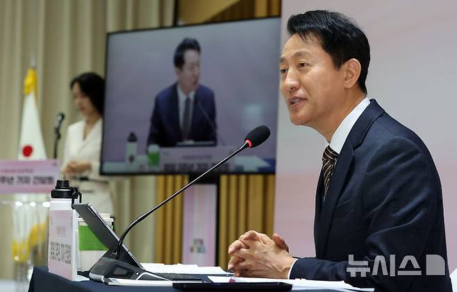 [서울=뉴시스] 권창회 기자 = 오세훈 서울시장이 16일 오전 서울 중구 서울시청에서 열린 민선 8기 취임 3주년 기자간담회에서 인사말을 하고 있다. (공동취재) 2025.07.16. photo@newsis.com