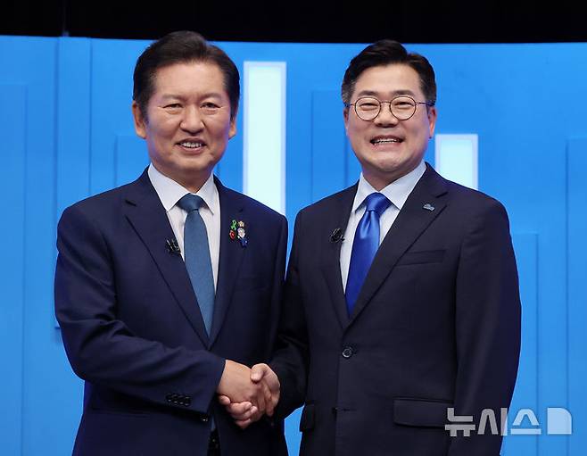 [서울=뉴시스] 국회사진기자단 = 정청래·박찬대(오른쪽) 더불어민주당 당대표 후보가 16일 서울 양천구 목동 SBS에서 열린 TV토론회에 앞서 기념촬영을 하고 있다. 2025.07.16. photo@newsis.com