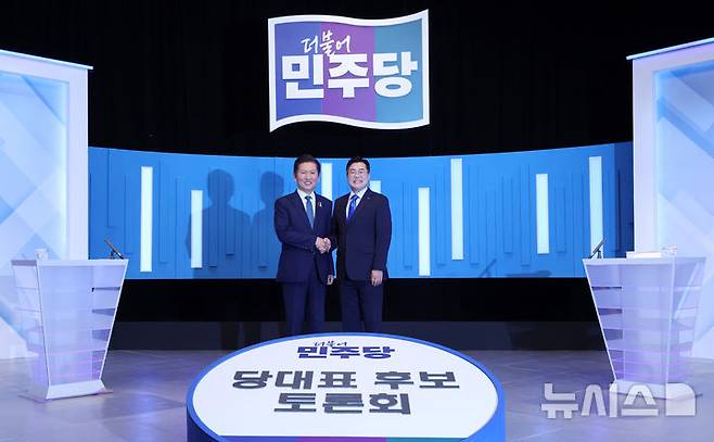 [서울=뉴시스] 국회사진기자단 = 정청래·박찬대(오른쪽) 더불어민주당 당대표 후보가 16일 서울 양천구 목동 SBS에서 열린 TV토론회에 앞서 기념촬영을 하고 있다. 2025.07.16. photo@newsis.com