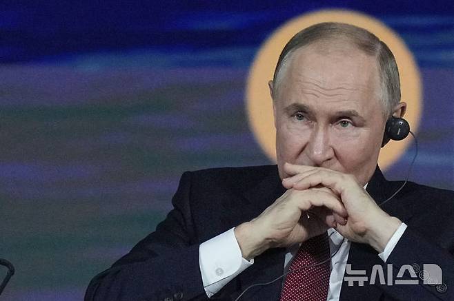 [상트페테르부르크(러시아)=AP/뉴시스]도널드 트럼프 미국 대통령이 우크라이나 군사 지원 및 대(對)러시아 제재 압박을 본격화하면서, 러시아 지도층 내에서 블라디미르 푸틴 대통령의 강경 일변도 노선에 대한 의구심이 커지고 있다고 미국 언론이 보도했다. 사진은 푸틴 대통령이 지난달 20일(현지 시간) 열린 상트페테르부르크 국제경제포럼에 참석한 모습. 2025.07.16.