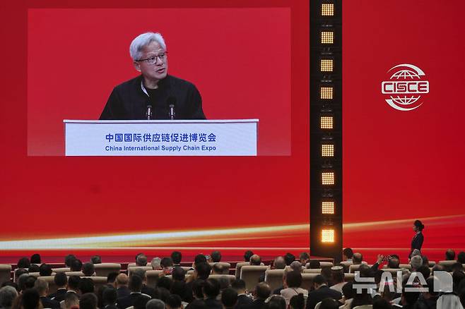 [베이징=AP/뉴시스] 젠슨 황 엔비디아 최고경영자(CEO)가 16일(현지 시간) 중국 베이징에서 열린 제3회 중국 국제 공급망 촉진 박람회(CISCE) 개막식에서 기조연설하고 있다. 2025.07.16.