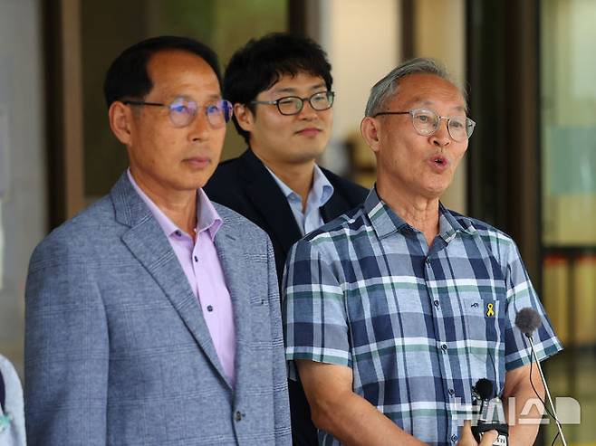 [서울=뉴시스]  최진석 기자 = 16일 서울 서초구 대법원에서 열린 용인경전철 주민소송 관련 재상고심을 마친 뒤 주민소송단 안홍택(오른쪽) 씨가 발언을 하고 있다. 2025.07.16. myjs@newsis.com