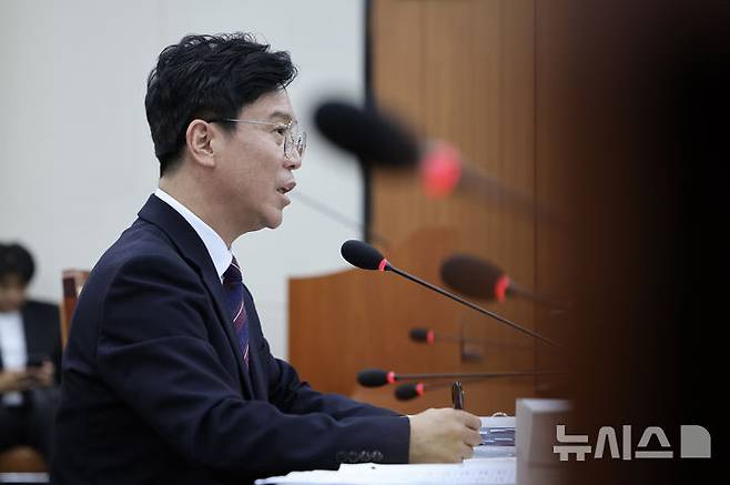 [서울=뉴시스] 김명년 기자 = 김영훈 고용노동부 장관 후보자가 16일 오전 서울 여의도 국회 환경노동위원회에서 열린 인사청문회에서 발언하고 있다. 2025.07.16. kmn@newsis.com