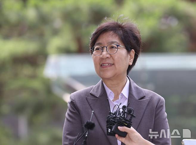 [서울=뉴시스] 김근수 기자 = 정은경 보건복지부 장관 후보자가 30일 서울 중구 T타워에 마련된 후보자 사무실로 출근하며 취재진의 질문에 답하고 있다. 2025.06.30. ks@newsis.com