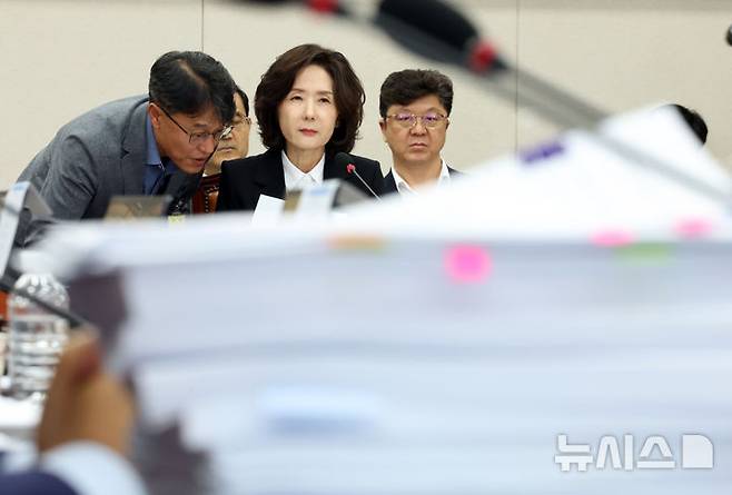[서울=뉴시스] 고승민 기자 = 이진숙 사회부총리 겸 교육부 장관 후보자가 16일 서울 여의도 국회 교육위원회에서 열린 인사청문회에서 관계자의 얘기를 듣고 있다. 문서는 김대식 국민의힘이 가져온 이 후보자의 지난 논문들. 2025.07.16. kkssmm99@newsis.com
