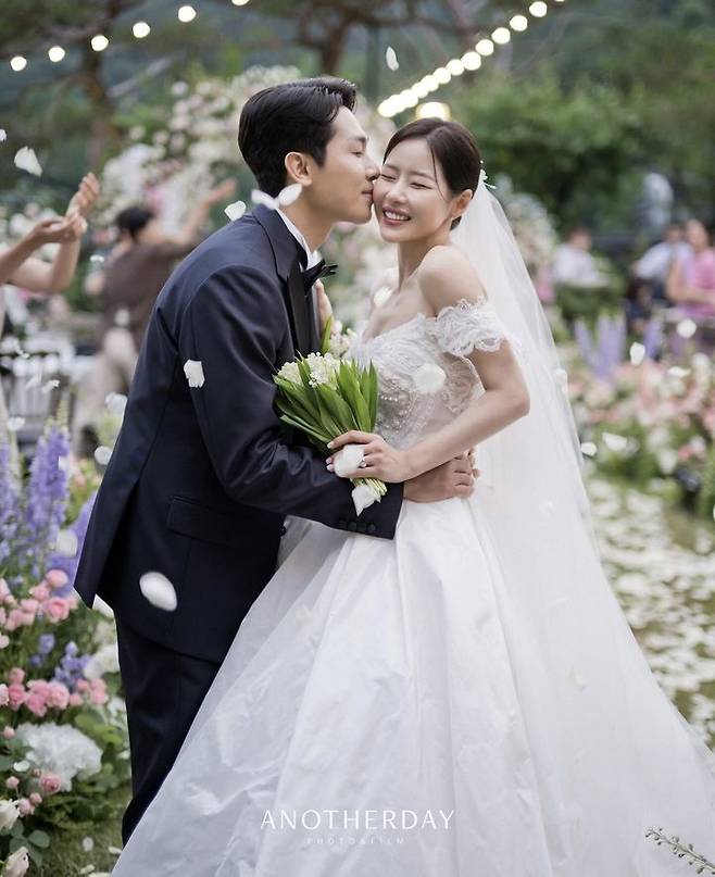 [서울=뉴시스] 전 농구감독 김태술(왼쪽), 탤런트 박하나. (사진=박하나 인스타그램 캡처) 2025.07.16. photo@newsis.com *재판매 및 DB 금지