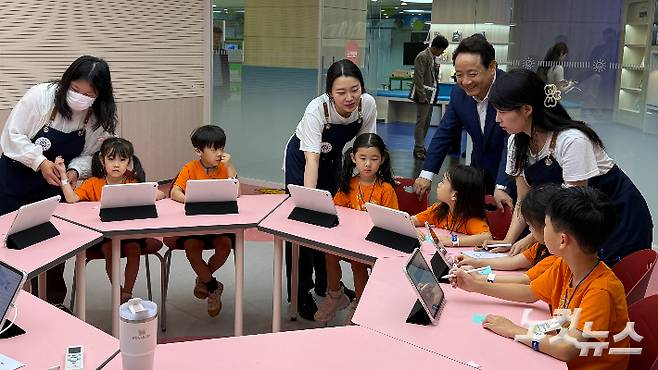 임택 광주 동구청장이 16일 광주 동구 금남지하상가에 조성된 '빛나는 아이나라'를 찾아 태블릿을 활용한 체험 활동에 참여 중인 어린이들을 지켜보고 있다. 김한영 기자