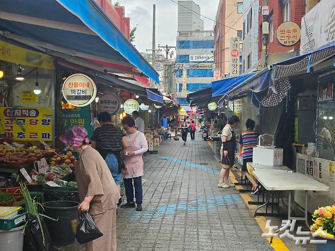 16일 부산 동구 수정전통시장에서 상인들이 장사를 하고 있다. 김혜민 기자