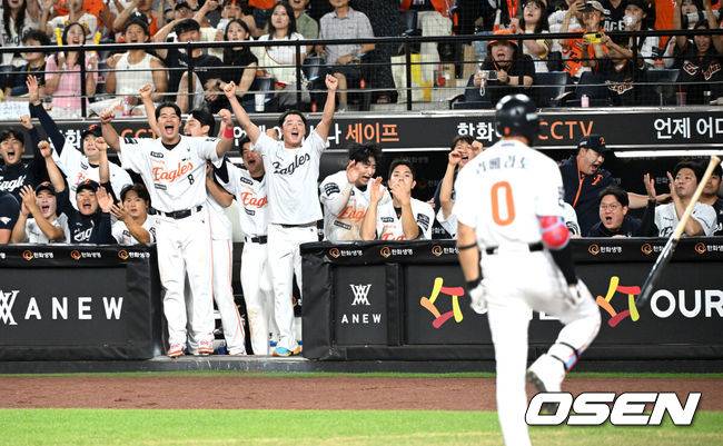 [OSEN=대전, 이대선 기자] 프로야구 한화 이글스가 짜릿한 끝내기 승리로 전반기를 피날레했다. 1위 팀의 위용을 보여주며 시즌 29번째 역전승을 거뒀다.&nbsp;한화는 10일 대전 한화생명볼파크에서 치러진 2025 신한 SOL Bank KBO리그 KIA 타이거즈와의 홈경기를 3-2 끝내기로 승리했다.&nbsp;1-2로 뒤진 9회말&nbsp;KIA 마무리투수 정해영을 상대로 루이스 리베라토의 밀어내기 볼넷으로 동점을 만든 뒤 문현빈의 10구 풀카운트 승부 끝에 끝내기 안타로 대역전극을&nbsp;완성했다.&nbsp;9회말 2사 만루에서 한화 리베라토가 밀어내기 볼넷에 환호하고 있다. 2025.07.10 /sunday@osen.co.kr