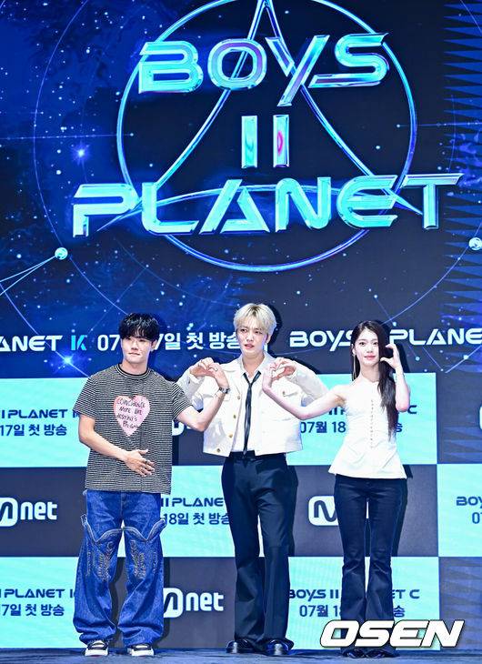 [OSEN=지형준 기자] 16일 서울 구로구 신도림동 더 세인트에서 Mnet '보이즈 2 플래닛' 제작발표회가 열렸다.‘보이즈 2 플래닛’은 ‘K-POP 월드 스케일 데뷔 프로젝트’라는 타이틀에 걸맞게 전례 없는 규모와 구성으로 글로벌 팬덤의 기대를 받고 있다. 글로벌 팬덤 ‘스타 크리에이터’와 함께 월드 스케일 K-POP 데뷔 여정을 펼칠 ‘보이즈 2 플래닛 K’, ‘보이즈 2 플래닛 C’는 오는 7월 17일(목)과 18일(금) 밤 9시 20분 첫 방송한다.가수 제이릭, 김재중, 샤오팅이 포즈를 취하고 있다. 2025.07.16 / jpnews@osen.co.kr