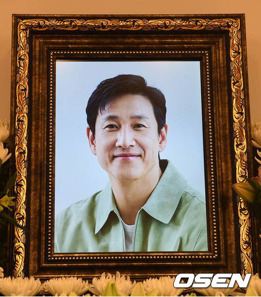 [OSEN=사진팀] 배우 故이선균의 빈소가 27일 서울 종로구 서울대학교병원 장례식장 1호실에 마련됐다. 故이선균은 이날 오전 서울 성북구 소재 노상에서 자동차 안에서 의식이&nbsp;없는 상태로 발견됐다. 사고 현장에는 번개탄을 피운 흔적도 있는 것으로 파악됐다.&nbsp;현장에 출동한 소방은 이날 오전 10시30분쯤 이선균이 사망한 것으로 추정했다.발인은 오는 29일이며, 장지는 전북&nbsp;부안군 선영으로 알려졌다. 2023.12.27/photo@osen.co.kr<사진=사진공동취재단>