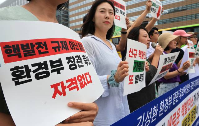 ▲시민단체 탈핵시민행동, 종교환경회의 회원들이 16일 서울 광화문 광장에서 '대한민국에 새로운 핵발전소가 아니라 진짜 에너지 전환을 만들 새로운 장관이 필요하다'며 김성환 환경부 장관 후보자 발언 규탄 기자회견을 하고 있다. ⓒ연합뉴스