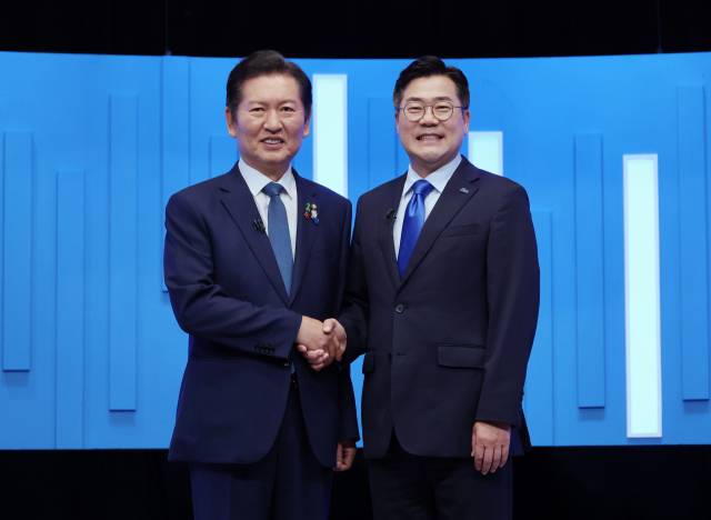 ▲더불어민주당 정청래(왼쪽)·박찬대 당대표 후보가 16일 서울 양천구 목동 SBS에서 TV토론회에 앞서 기념촬영을 하고 있다. ⓒ연합뉴스