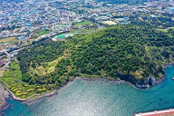 하늘에서 본 별도봉. 왼쪽 아래가 4.3유적지인 곤을동 터다.