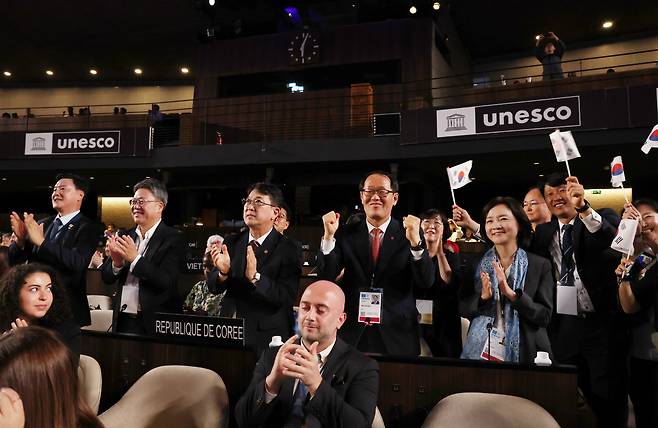 최응천 국가유산청장과 정부대표단, 부산시 관계자 등이 16일(한국시간) 프랑스 파리 유네스코 본부에서 열린 제47차 유네스코 세계유산위원회에서 차기 세계유산위원회 개최지로 대한민국 부산이 확정되자 환호하고 있다. 뉴스1
