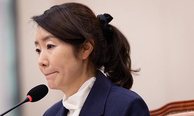 강선우 여성가족부 장관 후보자가 지난 14일 서울 여의도 국회에서 열린 인사청문회에 출석해 의원 질의를 경청하고 굳은 표정을 짓고 있다. 뉴스1