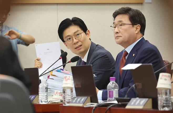 국민의힘 조정훈 의원이 16일 서울 여의도 국회 교육위원회에서 열린 이진숙 사회부총리 겸 교육부 장관 후보자 인사청문회에서 질의하고 있다. 연합뉴스