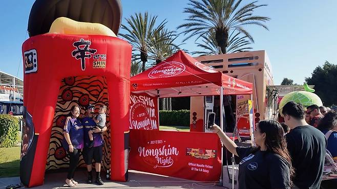 지난 12일(현지시간)&nbsp;미국&nbsp;MLS 축구단&nbsp;LA갤럭시 홈구장 디그니티 헬스 스포츠 파크에서 진행된&nbsp;‘농심데이(Nongshim&nbsp;Night)’. 농심 제공