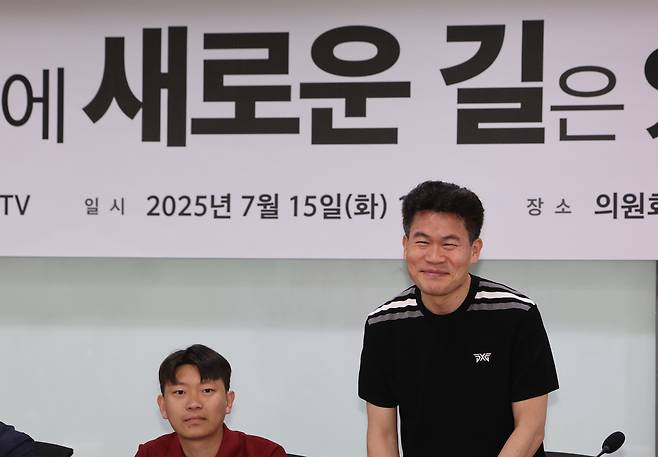 전 한국사 강사 전한길씨가 15일 오후 서울 여의도 국회에서 열린 ‘국민의힘에 새로운 길은 있는가?’ 토론회에서 인사하고 있다. 뉴시스