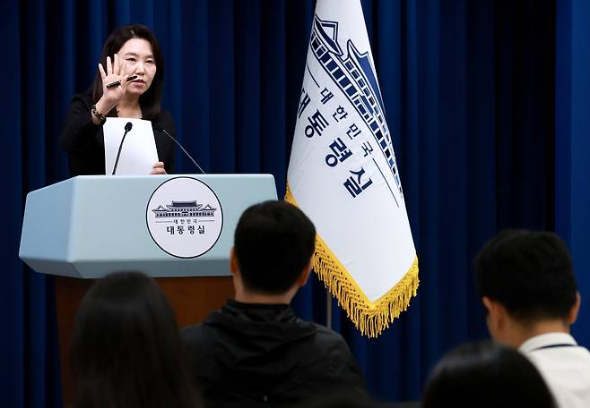 강유정 대통령실 대변인이 16일 서울 용산 대통령실 청사에서 현안 브리핑을 마친 뒤 취재진 발언에 답하고 있다. 연합뉴스