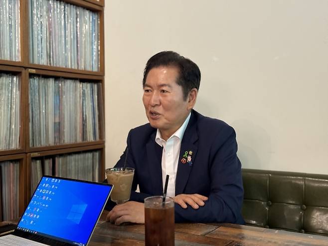 더불어민주당 당대표에 도전하는 정청래 후보가 15일 충북도청 앞에서 서울신문과 인터뷰를 하고 있다. 정 후보는 “이재명 정부의 첫 당대표인 만큼 모든 국민이 관심을 가졌으면 좋겠다는 차원에서 재래시장도 다닌다”며 “제가 (기호) 1번이라는 걸 알고 엄지척도 해 주신다. 행복한 선거운동을 하고 있다”고 말했다. 정청래 후보 측 제공