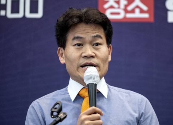 전한길씨가 16일 서울 중구 프레스센터 국제회의장에서 열린 ‘국민이 국민을 지킨다! 국민수사대 출범식’에 참석해 축사하고 있다. 2025.4.16. 연합뉴스