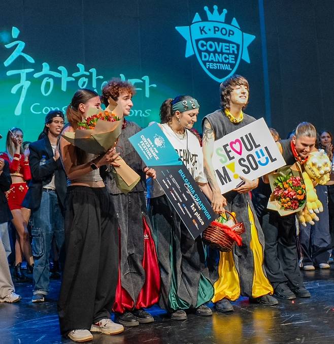 ‘2025 K팝 커버댄스 페스티벌 인 불가리아’ 우승팀인 스킬스(S.K!LLs) 멤버들이 지난 12일(현지시간) 불가리아 수도 소피아 토플로센트랄라 문화센터에서 시상식을 마친 뒤 감동의 눈물을 흘리며 관객들에게 인사하고 있다. 주불가리아 대한민국 대사관 제공.