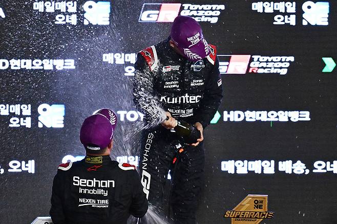 서한 GP의 정의철과 장현진이 샴페인을 뿌리고 있다. 사진: 김학수 기자