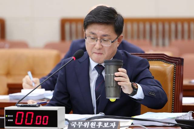 김성환 환경부 장관 후보자가 15일 서울 여의도 국회에서 열린 인사청문회에서 물을 마시고 있다. 성형주 기자
