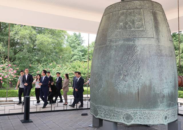 APEC 정상회의 준비위원장인 김민석 국무총리가 지난 11일 국립경주박물관을 둘러보고 있다. 국립경주박물관은 APEC 기간 동안 만찬장으로도 활용될 예정이다. 연합뉴스