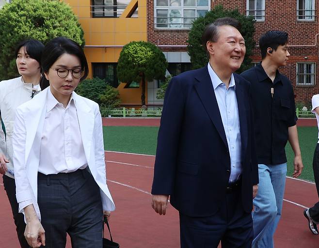 6월3일 대선 당일 윤석열-김건희 부부가 서울 서초구 원명초등학교에서 투표를 한 뒤 떠나고 있다. ⓒ사진공동취재단