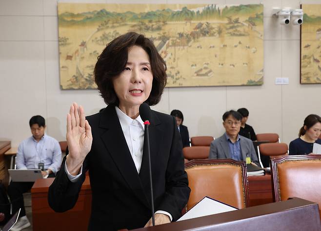 이진숙 사회부총리 겸 교육부 장관 후보자가 16일 서울 여의도 국회 교육위원회에서 열린 인사청문회에서 선서하고 있다. ⓒ연합뉴스