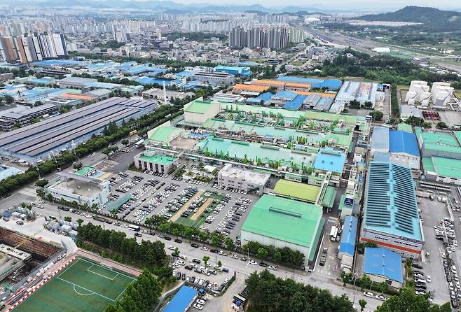 광주 광산구가 광주 최대 규모 산업단지인 '하남산단'이 공업용수로 쓰는 지하수에서 1급 발암물질이 기준치의 수백 배 이상 검출된 사실을 알고도 2년째 아무런 조치를 하지 않았다는 사실이 뒤늦게 알려져 말썽이 되고 있다. 광주 광산 하남산단 전경 ⓒ연합뉴스