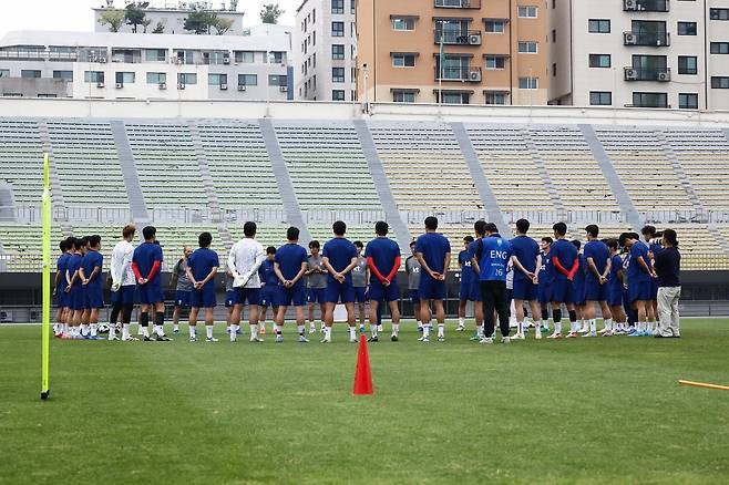 홍명보 감독이 이끄는 축구국가대표팀은 E-1 챔피언십에서 북중미월드컵을 대비하고자 고온다습한 기후에서 훈련과 회복을 모두 잡는 데 주력했다. 이에 홍 감독은 중국전과 홍콩전 이튿날 선수들에게 외박과 외출을 허락하는 등 다양한 회복 방안을 실험했다. 사진제공│대한축구협회