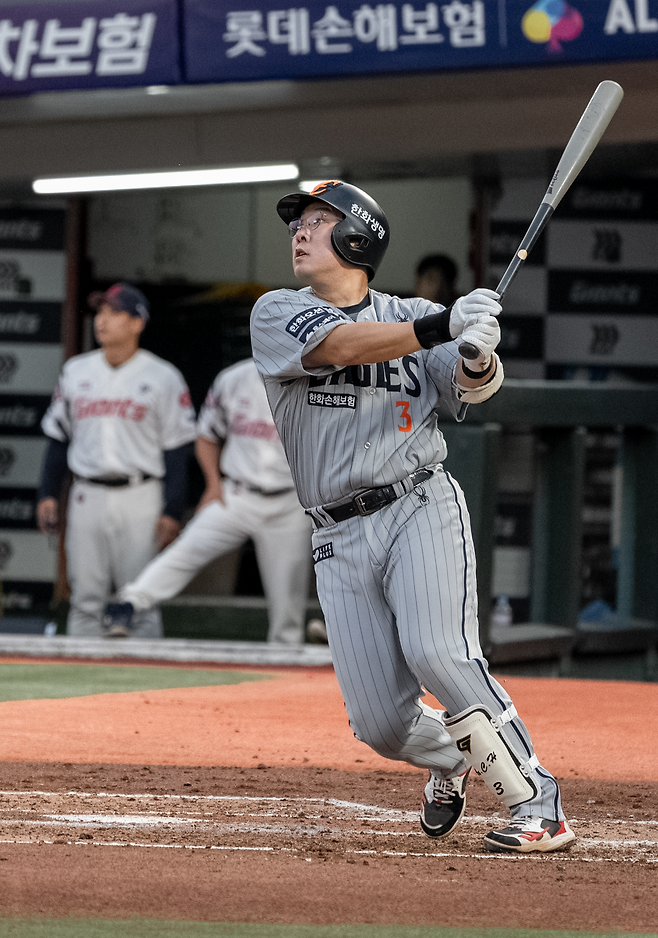손목 부상으로 1군에서 이탈한 안치홍이 2군에서 실전 감각을 익히며 1군 복귀를 준비하고 있다. 최근엔 수비 훈련까지 소화하며 정상 컨디션 회복에 힘쓰는 모습이다. 우승 경험이 있는 안치홍은 한화의 선두 수성에 있어 마지막 퍼즐조각이다. 사진제공|한화 이글스