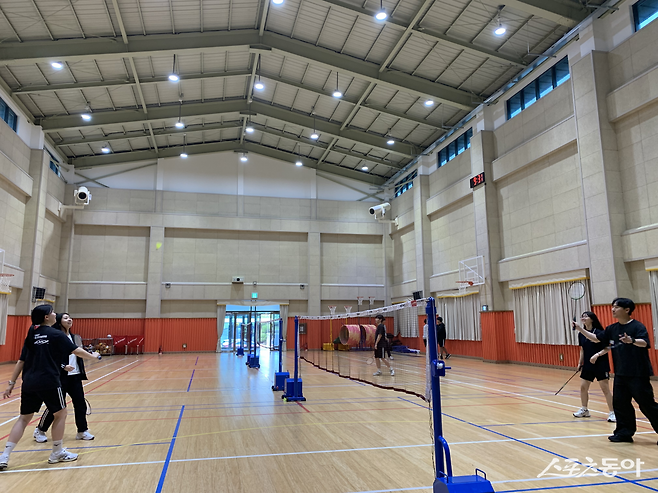 구미제일고 교사와 학생이 배드민턴을 치는 모습. 사진｜문희빈 학생기자