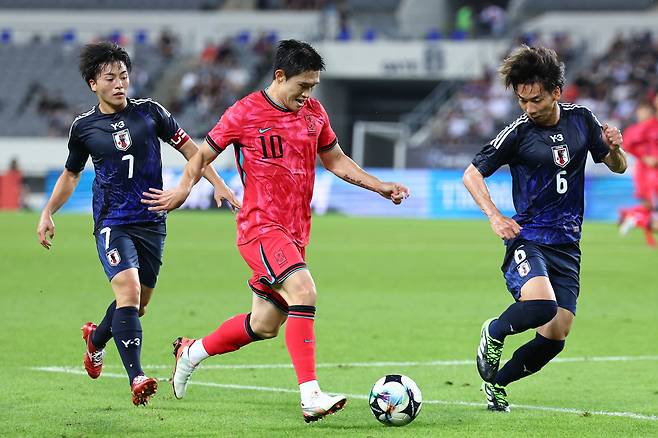 15일 경기도 용인미르스타디움에서 열린 2025년 동아시아축구연맹(EAFF) E-1 챔피언십(동아시안컵) 남자부 최종 3차전 한국과 일본의 경기. 한국 이동경이 드리블하고 있다.연합뉴스