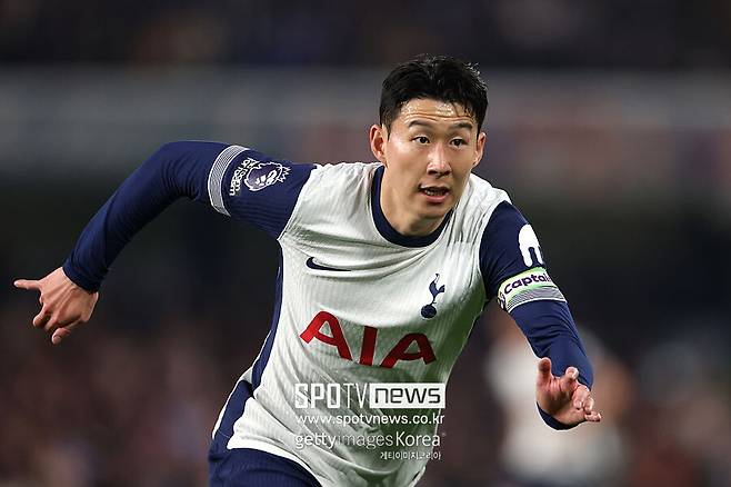 ▲ 토트넘은 손흥민의 팀내 입지를 고려해 거취 결정권을 위임했다. 계약만료까지 손흥민의 뜻에 따르기로 했다. 이적을 원하면 잡지 않고, 잔류를 결정하더라도 강제로 방출하지 않겠다는 입장이다. 실제로 손흥민이 사우디아라비아로 향하려는 뜻을 전달할 수 있다는 예상과 토트넘에 남아 UEFA 챔피언스리그에 마지막으로 도전할 것이라는 의견이 팽팽하게 맞선다.