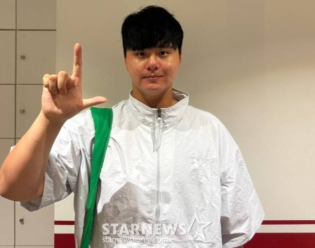 김민이 스타뉴스와 인터뷰 후 랜더스를 가리키는 포즈를 취하고 있다. /사진=안호근 기자