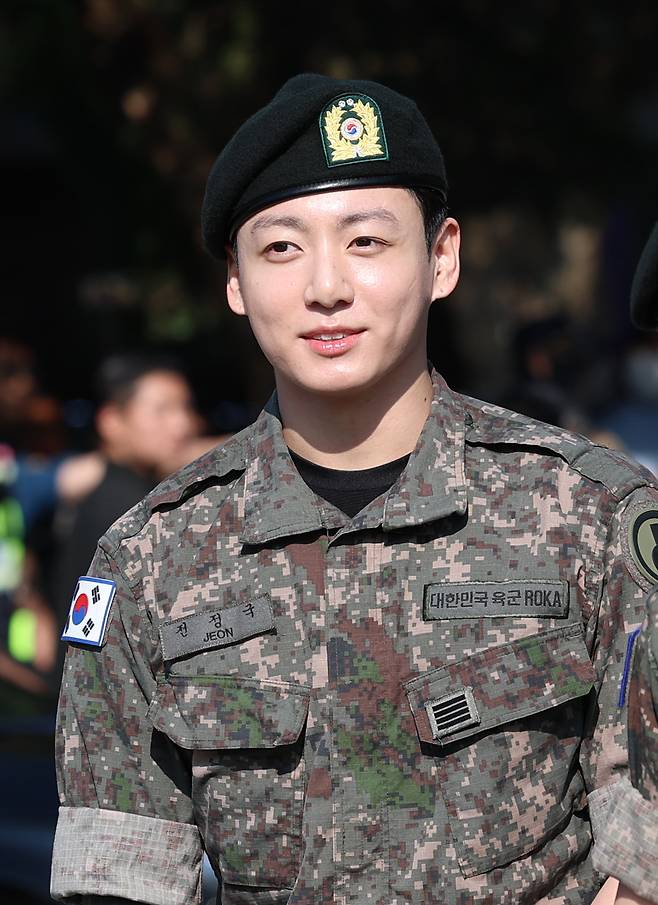 (연천=뉴스1) 권현진 기자 = 방탄소년단(BTS)의 정국이 11일 오전 경기도 연천군 연천공설운동장에서 군 복무를 마친 뒤 군복무를 마친 뒤 미소를 짓고있다.   정국과 지민은 지난 2023년 12월 입대해 경기도 연천에 위치한 육군 제5보병사단에서 약 1년 7개월간 병역의 의무를 성실히 수행했다. 2025.6.11/뉴스1  Copyright (C) 뉴스1. All rights reserved. 무단 전재 및 재배포,  AI학습 이용 금지. /사진=(연천=뉴스1) 권현진 기자