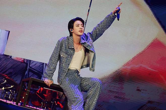 "진 신문 삽니다" 방탄소년단 진 1면 신문 아마존 재팬 1위..열도 '핫 인기'