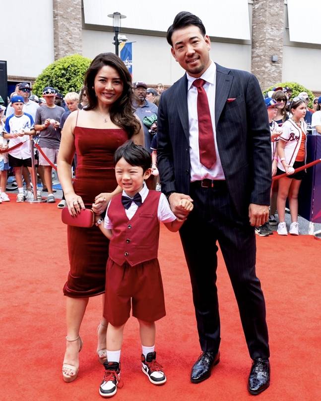 기쿠치(오른쪽)와 그의 가족들. /사진=LA 에인절스 공식 SNS