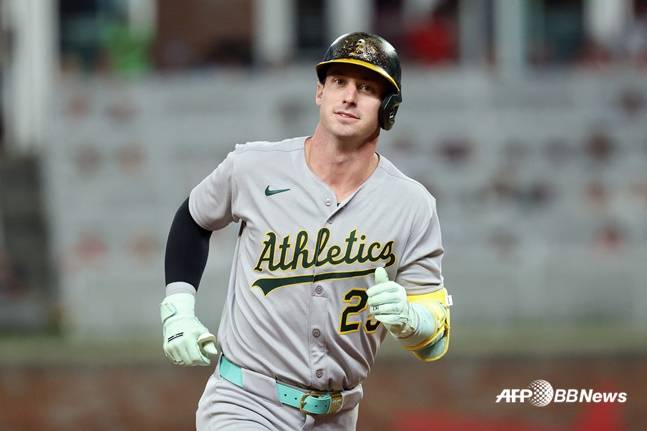 브렌트 루커가 7회초 3점 홈런을 폭발시키고 있다. /AFPBBNews=뉴스1