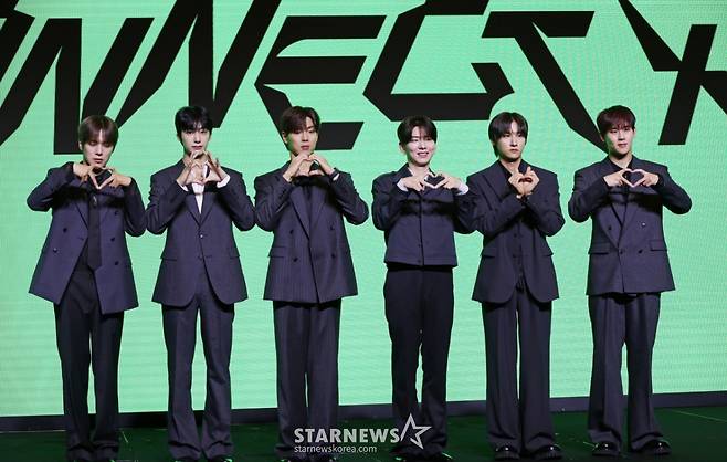 그룹 몬스타엑스(MONSTA X)가 16일 오후 서울 콘래드호텔에서 진행된 데뷔 10주년 기념 기자간담회에 참석해 포즈를 취하고 있다. /2025.07.16 /사진=이동훈 photoguy@