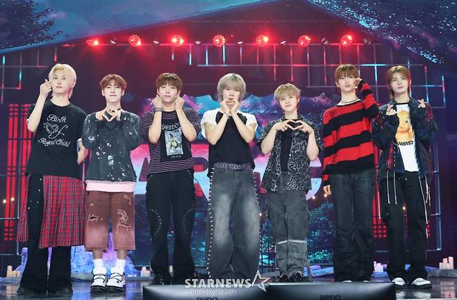 그룹 아크(ARrC)가 16일 오후 서울 마포구 SBS 프리즘타워에서 진행된 미니 3집 ‘호프’ 발매기념 쇼케이스에서 포즈를 취하고 있다.  이번 앨범에는 타이틀곡 'awesome'을 비롯해 'dawns', 'kick back', 'vitamin I', 'night life' 등 총 5곡이 수록됐다. /2025.07.16 /사진=이동훈 photoguy@