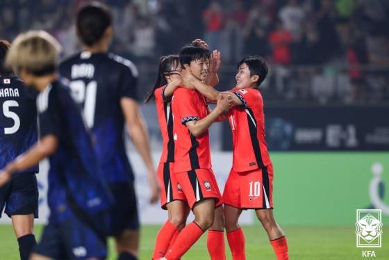정다빈(가운데)이 13일 오후 8시 화성종합경기타운에서 열린 2025 동아시아축구연맹(EAFF) E-1 챔피언십(동아시안컵) 2차전 일본과 경기에서 동점골을 넣고 기뻐하고 있다. /사진=대한축구협회 제공